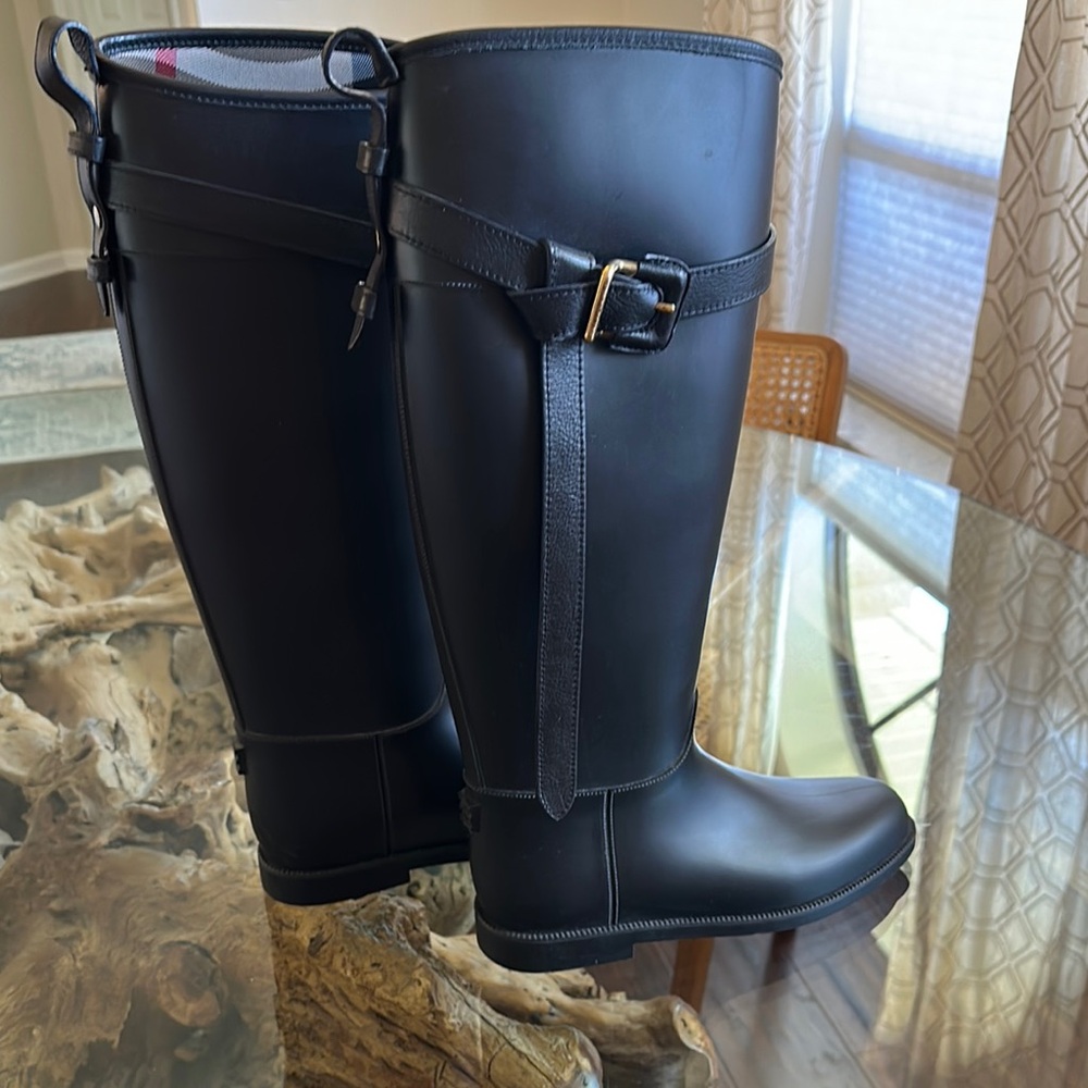 Women’s Burberry riding rain boots size 39